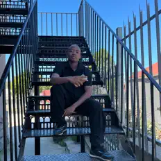 聆聽 Olsta.IDC、觀看音樂影片、閱讀小傳、查看巡演日期等！