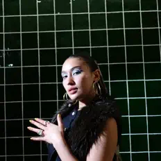 INDOME을(를) 듣고, 뮤직 비디오를 보고, 약력을 읽고, 투어 일정 등을 확인하세요!