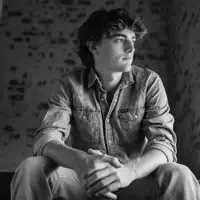 Ouve undefined, vê vídeos de música, lê a biografia, vê as datas da digressão e muito mais!