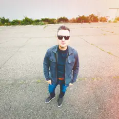 Poslechněte si interpreta Bryan Louviers, sledujte hudební videa, přečtěte si životopis, podívejte se na data turné a další informace.