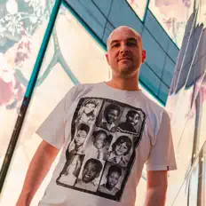 Ouça taimles, assista a videoclipes, leia a biografia, veja as datas das turnês e mais!