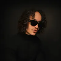 Poslechněte si interpreta undefined, sledujte hudební videa, přečtěte si životopis, podívejte se na data turné a další informace.
