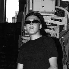 Poslechněte si interpreta YUN-J, sledujte hudební videa, přečtěte si životopis, podívejte se na data turné a další informace.