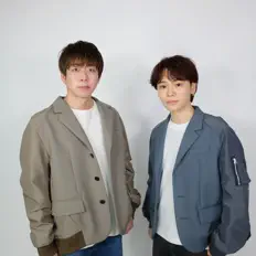 HANDSIGN을(를) 듣고, 뮤직 비디오를 보고, 약력을 읽고, 투어 일정 등을 확인하세요!