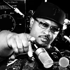 DJ Killa Noiseを聴いたり、ミュージックビデオを鑑賞したり、経歴やツアー日程などを確認したりしましょう！