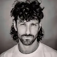 Escucha a undefined, mira videos musicales, lee su biografía, consulta las fechas de las gira y más.