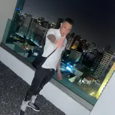 Poslechněte si interpreta Hustle, sledujte hudební videa, přečtěte si životopis, podívejte se na data turné a další informace.