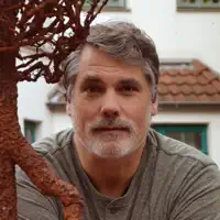 undefinedを聴いたり、ミュージックビデオを鑑賞したり、経歴やツアー日程などを確認したりしましょう！