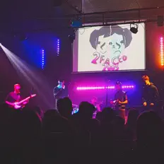 Écoutez 2Faced2005, regardez des vidéoclips, lisez la biographie, consultez les dates de tournée et plus encore !