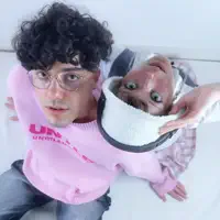 Luister naar undefined, bekijk muziekvideo's, lees de bio, bekijk de tourdata, en meer!