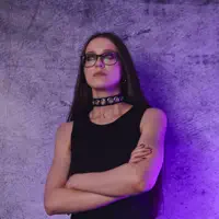 Poslechněte si interpreta undefined, sledujte hudební videa, přečtěte si životopis, podívejte se na data turné a další informace.
