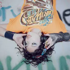 Colaine dinle, müzik videolarını izle, biyografisini oku, tur tarihlerini ve daha fazlasını gör!