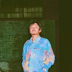 聆聽 Mental Notes、觀看音樂影片、閱讀小傳、查看巡演日期等！