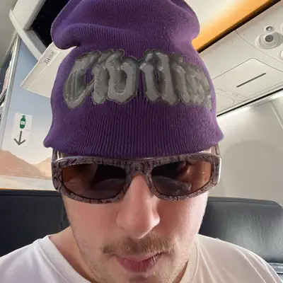 Poslechněte si interpreta Levi Dry, sledujte hudební videa, přečtěte si životopis, podívejte se na data turné a další informace.