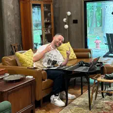 Poslechněte si interpreta Phon, sledujte hudební videa, přečtěte si životopis, podívejte se na data turné a další informace.