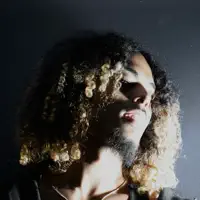 undefined dinle, müzik videolarını izle, biyografisini oku, tur tarihlerini ve daha fazlasını gör!