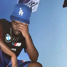 Poslechněte si interpreta P.O.E Ro, sledujte hudební videa, přečtěte si životopis, podívejte se na data turné a další informace.