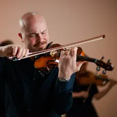 聆聽 Vinícius Faza、觀看音樂影片、閱讀小傳、查看巡演日期等！