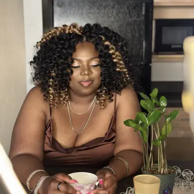 Listen to Mari Simone, watch music videos, read bio, see tour dates & more!