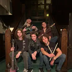 Ακούστε περιεχόμενο από Øutlier, παρακολουθήστε μουσικά βίντεο, διαβάστε το βιογραφικό, δείτε ημερομηνίες περιοδείας, και πολλά ακόμη!