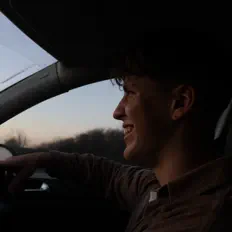 聆聽 seegz、觀看音樂影片、閱讀小傳、查看巡演日期等！