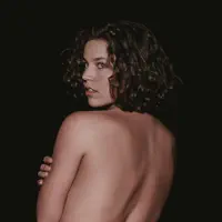 undefinedを聴いたり、ミュージックビデオを鑑賞したり、経歴やツアー日程などを確認したりしましょう！