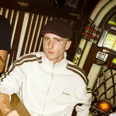 Kosta을(를) 듣고, 뮤직 비디오를 보고, 약력을 읽고, 투어 일정 등을 확인하세요!