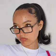 Julía을(를) 듣고, 뮤직 비디오를 보고, 약력을 읽고, 투어 일정 등을 확인하세요!