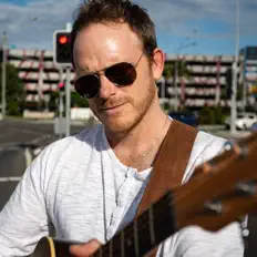 Escucha a Dave Barrie, mira videos musicales, lee su biografía, consulta las fechas de las gira y más.