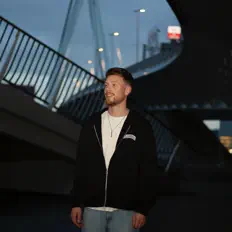 Ακούστε περιεχόμενο από Benji, παρακολουθήστε μουσικά βίντεο, διαβάστε το βιογραφικό, δείτε ημερομηνίες περιοδείας, και πολλά ακόμη!