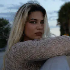 收听 Fiamma、观看音乐视频、阅读小传、查看巡演日期等 ！