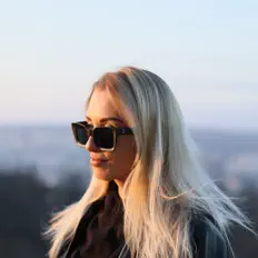 Ascolta Emily.Sai, guarda video musicali, leggi la biografia, vedi le date del tour & altro!