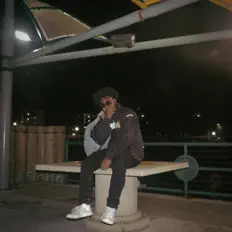 Hör dir Apollo Black an, schau dir Musikvideos an, lies die Biografie, finde Tourdaten und mehr!