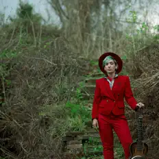 聆聽 Zoe Boekbinder、觀看音樂影片、閱讀小傳、查看巡演日期等！