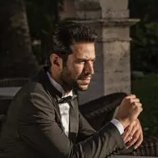 收听 Omar Kamal、观看音乐视频、阅读小传、查看巡演日期等 ！