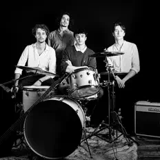 聆聽 AZAR、觀看音樂影片、閱讀小傳、查看巡演日期等！