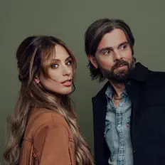 Ascolta Tennessee Tears, guarda video musicali, leggi la biografia, vedi le date del tour & altro!