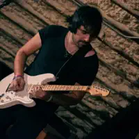 Dengarkan undefined, tonton video musik, baca bio, lihat tanggal tur & lainnya!