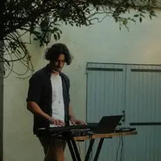 收听 Aychess、观看音乐视频、阅读小传、查看巡演日期等 ！