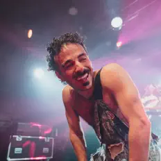 Écoutez Anees, regardez des vidéoclips, lisez la biographie, consultez les dates de tournée et plus encore !