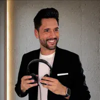 Escucha a undefined, mira videos musicales, lee su biografía, consulta las fechas de las gira y más.
