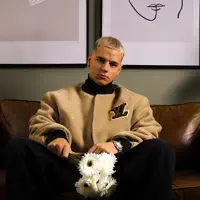 聆聽 undefined、觀看音樂影片、閱讀小傳、查看巡演日期等！