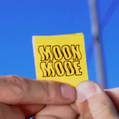 Dengarkan Moon Mode, tonton video musik, baca bio, lihat tanggal tur & lainnya!