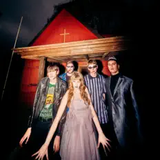 LAWN CHAIRを聴いたり、ミュージックビデオを鑑賞したり、経歴やツアー日程などを確認したりしましょう！