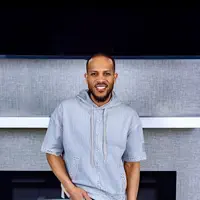 undefinedを聴いたり、ミュージックビデオを鑑賞したり、経歴やツアー日程などを確認したりしましょう！