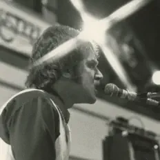 Merle Deanを聴いたり、ミュージックビデオを鑑賞したり、経歴やツアー日程などを確認したりしましょう！