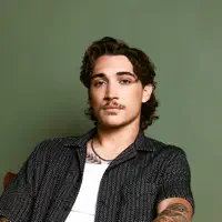 收听 undefined、观看音乐视频、阅读小传、查看巡演日期等 ！