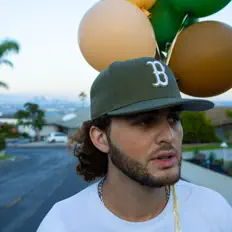 B.Cave을(를) 듣고, 뮤직 비디오를 보고, 약력을 읽고, 투어 일정 등을 확인하세요!