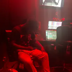 Ακούστε περιεχόμενο από DDUB3, παρακολουθήστε μουσικά βίντεο, διαβάστε το βιογραφικό, δείτε ημερομηνίες περιοδείας, και πολλά ακόμη!