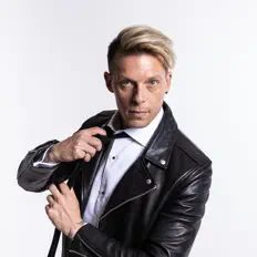 收听 The Dark Tenor、观看音乐视频、阅读小传、查看巡演日期等 ！